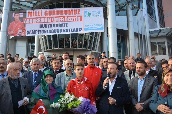 Dünya Şampiyonu Özer’e Krallar Gibi Karşılama