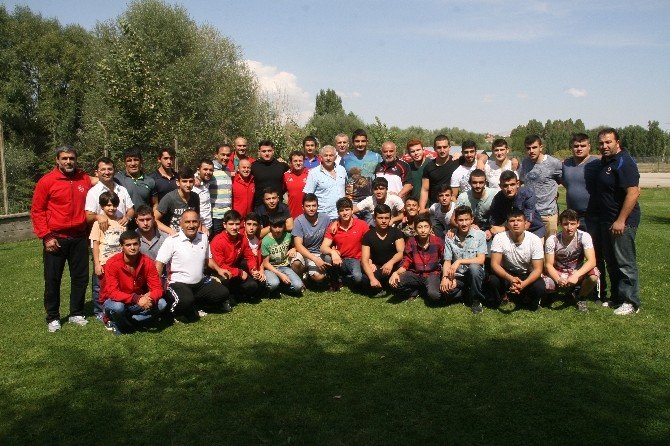 Dünya Şampiyonu Güreşçilerden, İşitme Engelli Milli Güreşçilere Ziyaret