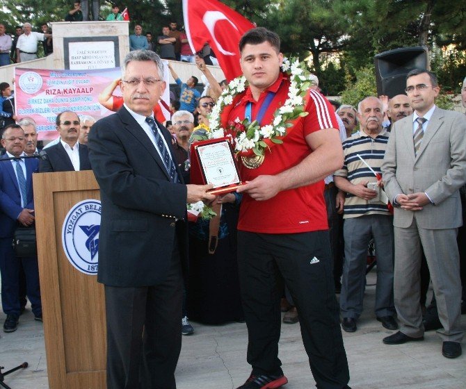 Dünya Güreş Şampiyonu Rıza Kayaalp, Memleketinde Mehter Takımı İle Karşılandı