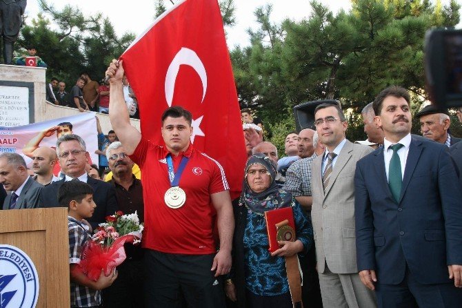 Dünya Güreş Şampiyonu Rıza Kayaalp, Memleketinde Mehter Takımı İle Karşılandı