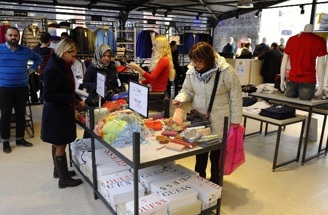 Dünyaca Ünlü Markalar, Büyük İndirimlerle Lls Luxury Outlet Çadırında
