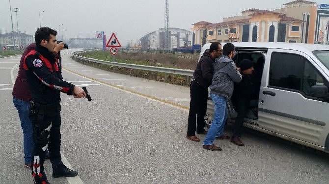 Düzce’de Polis Yola Kapan Atarak Soyguncuların Aracını Durdurdu