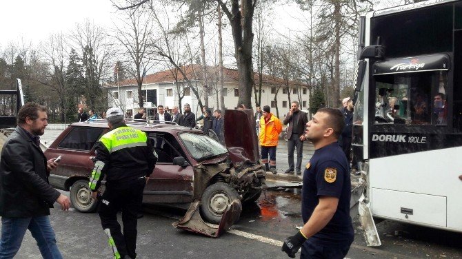 Otomobil Belediye Otobüsüne Çarptı: 2 Yaralı