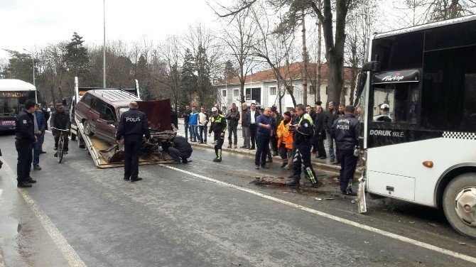 Otomobil Belediye Otobüsüne Çarptı: 2 Yaralı