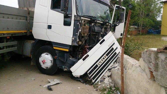 Tır Motosiklete Çarptı: 1 Ölü, 1 Yaralı
