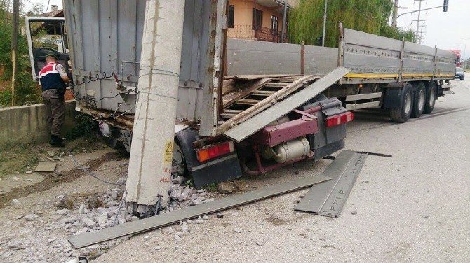 Tır Motosiklete Çarptı: 1 Ölü, 1 Yaralı