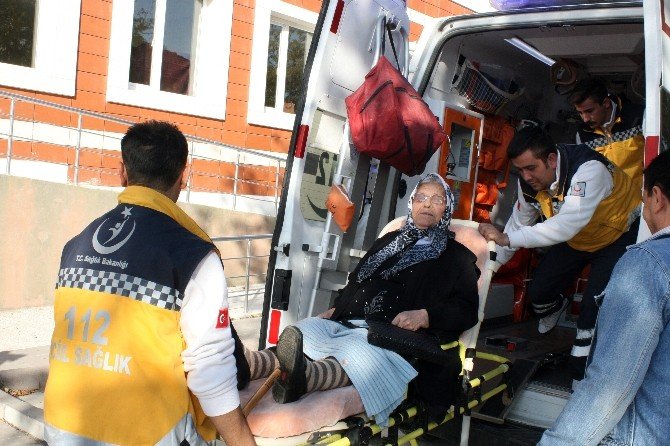 82 Yaşındaki Kadın Oy Kullanmaya Ambulansla Geldi