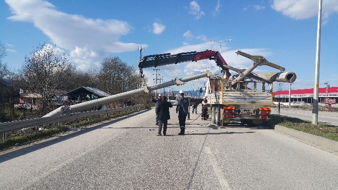 Düzce’de Elektrik Direkleri Devrildi Karayolu Trafiğe Kapandı