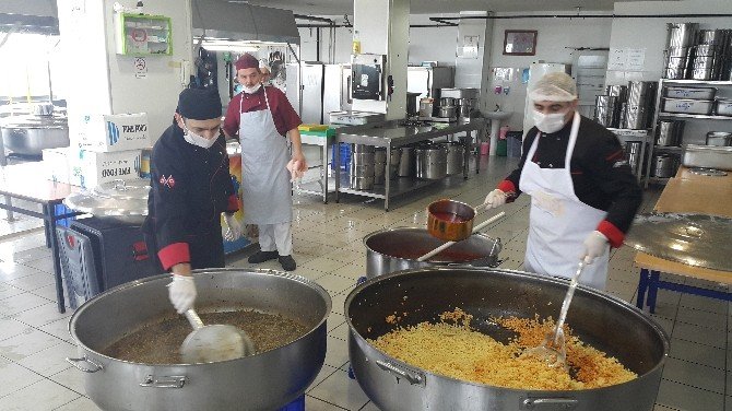 Öğrenciler İçin Yapılan Yemekler İhtiyaç Sahiplerine Dağıtıldı