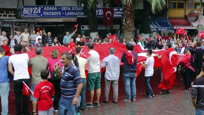 Düzce’de Yüzlerce İnsan Şehitler İçin Yürüdü