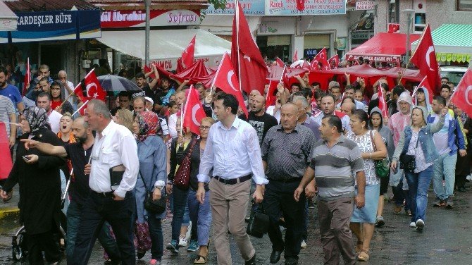 Düzce’de Yüzlerce İnsan Şehitler İçin Yürüdü