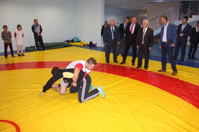 Edirne’de Güreşçilere Malzeme Desteği