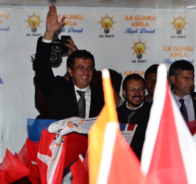 Bakan Zeybekci, Ak Parti’nin Zaferini Zeybek Oynayarak Kutladı
