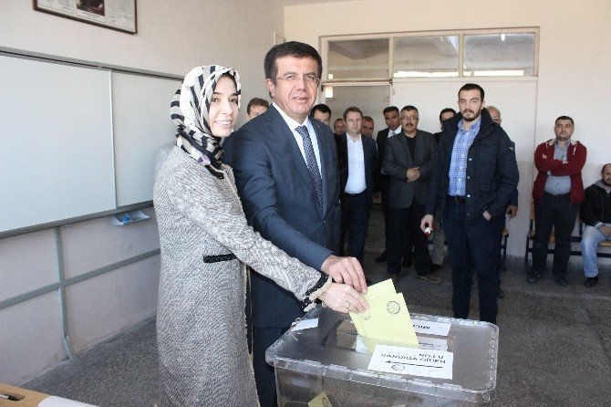 Bakan Zeybekci Oyunu Denizli’de Kullandı