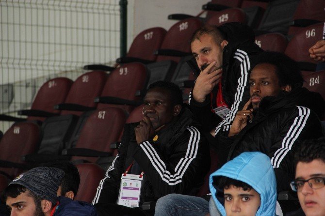 Yaş Tartışmalarının Odağındaki Futbolcu Maçı Tribünden İzledi