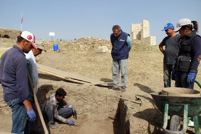 Harput Kalesinde Kazı Çalışmaları Devam Ediyor