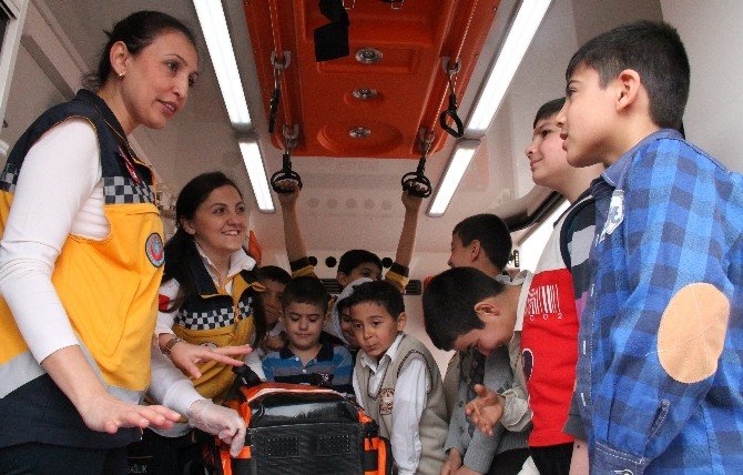 ’Trafikte Yaşama Yol Ver’ Projesiyle Çocuklar 112’yi Tanıyor