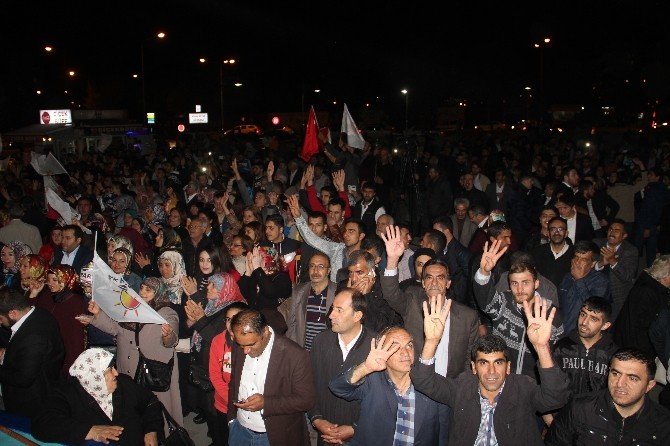 Elazığ’da Ak Partililer Halay Çekerek, Havai Fişekli Seçim Zaferi Kutladı
