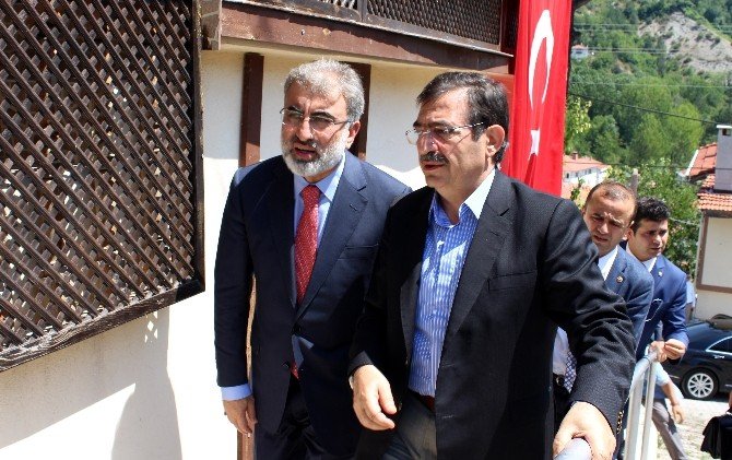Bakanlardan Şehit Evine Taziye Ziyareti