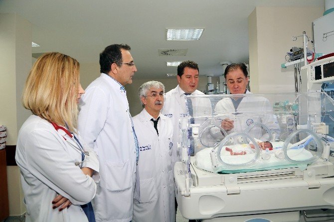 750 Gram Bebeğin Kalbindeki Delik Ameliyatsız Yöntemle Kapatıldı