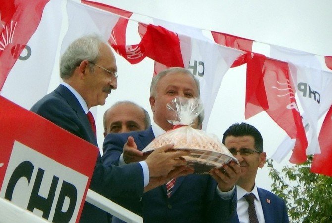 Kılıçdaroğlu’na Erzincan’da Cimin Üzümü İkram Edildi