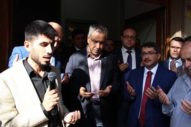 Arınç, Manisa’da Lokma Dağıttı