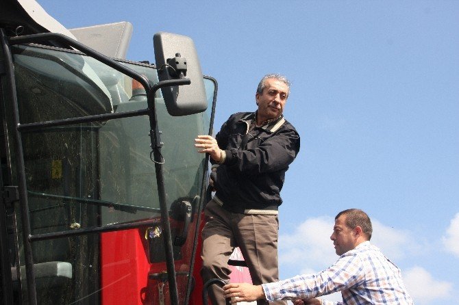 Eski Gıda Tarım Ve Hayvanlık Bakanı Eker, Biçerdöver Kullandı, Ayçiçek Hasadı Yaptı