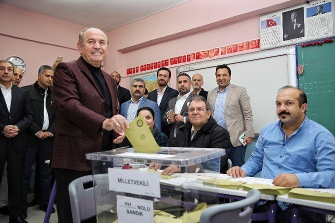 Mehdi Eker Ve Kadir Topbaş Aynı Sandıkta Oy Kullandı