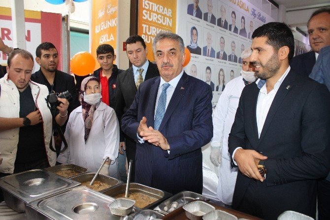 Eski Bakan Yazıcı Vatandaşa Aşure Dağıttı
