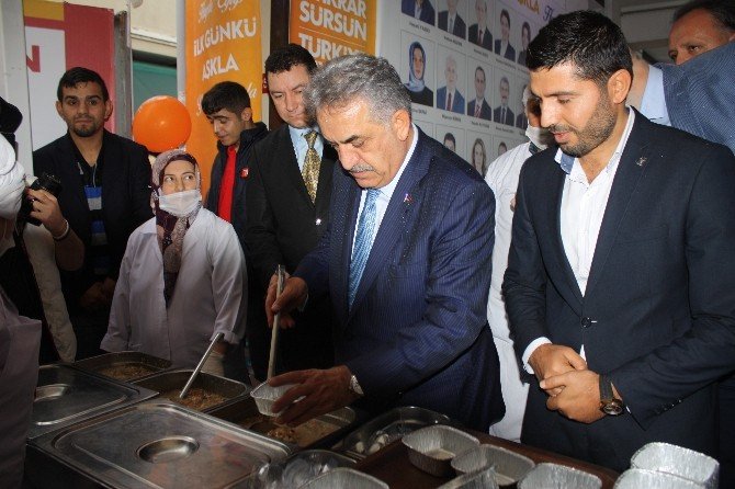 Eski Bakan Yazıcı Vatandaşa Aşure Dağıttı