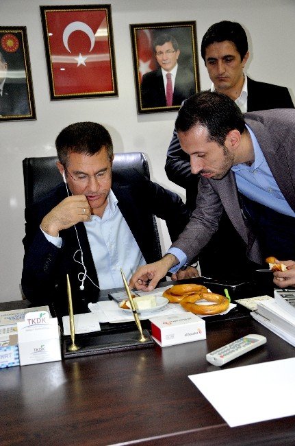Nurettin Canikli Çay, Simit Ve Peynir İle Seçim Sonuçlarını Takip Etti