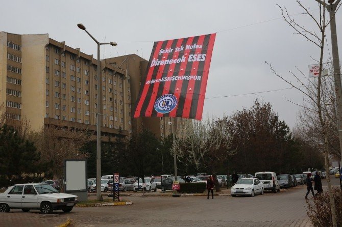 Esogü’den Eskişehirspor’a Dev Bayraklı Destek
