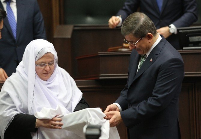 Davutoğlu’na Kur’an-ı Kerim Hediye Eden Kadın Belediye Başkanı İlgi Odağı Oldu