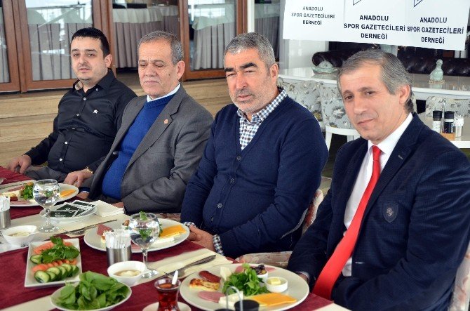 Eskişehirspor Stoper Ve Santrfor Arayışında