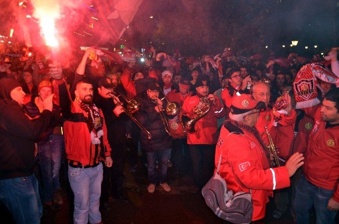 Es-es Taraftarından Takıma Destek Yürüyüşü