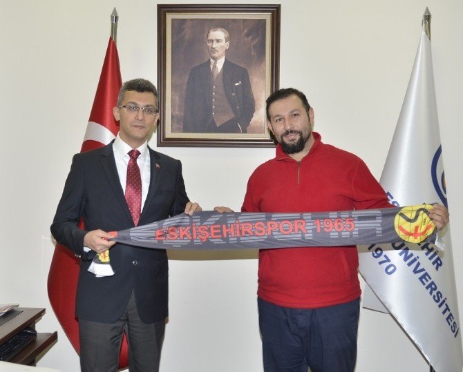 Esogü’den Eskişehirspor’a Dev Bayraklı Destek