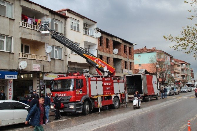 Evde Bırakılan 2 Yaşındaki Çocuk İtfaiye Ekiplerince Kurtarıldı