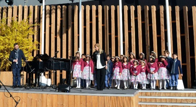 Milano’da Küçük Nüanslar Korosu 7 Dilde Şarkı Söyledi