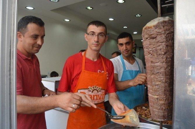 Döner Ustalarının Sıcakla İmtihanı