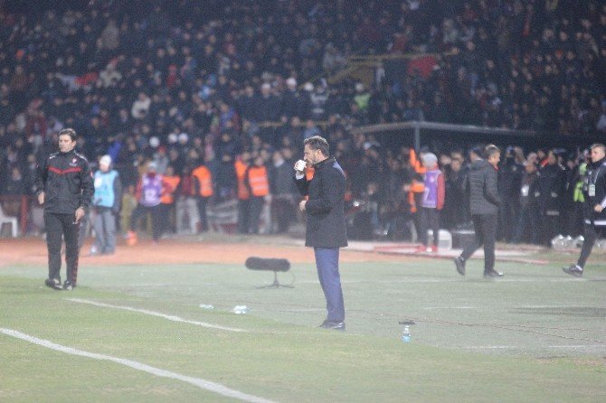 Sahada Üşüyen Pereira, Çay İçerek Isındı