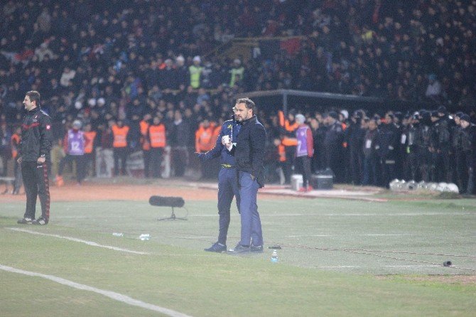 Sahada Üşüyen Pereira, Çay İçerek Isındı