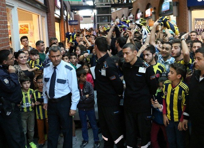 Fenerbahçeli Oyuncular İmza Dağıttı