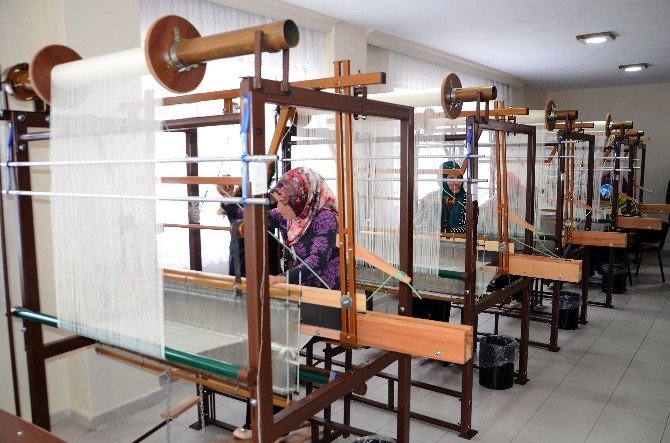 Başkan Gümrükçüoğlu, Kadınlarla Feretiko Dokudu