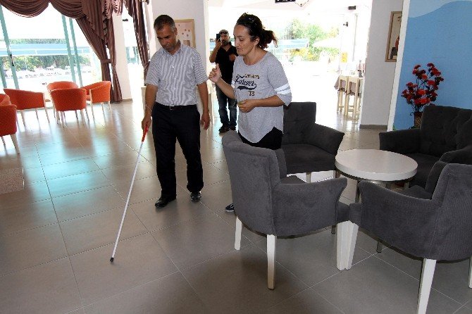 Fethiye’de Görme Engelliler Beyaz Bastonla Yürümeyi Öğreniyor