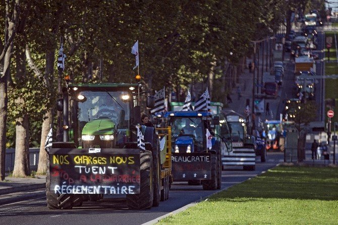 Çiftçiler Paris’i Traktörlerle İstila Etti