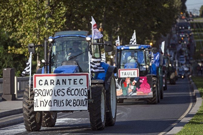 Çiftçiler Paris’i Traktörlerle İstila Etti