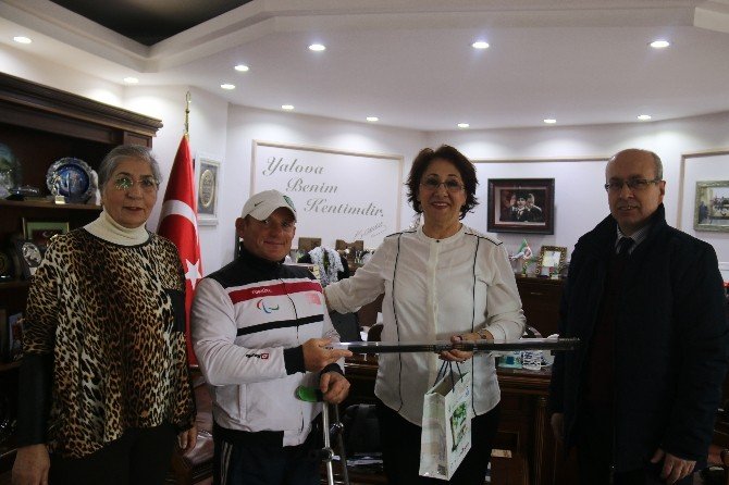 Milli Sporcuya Ok Takımı Hediye Etti