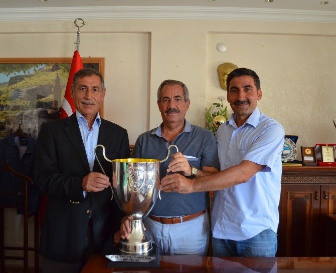 Şampiyonluk Kupasını Başkan Gürsoy’a Hediye Ettiler