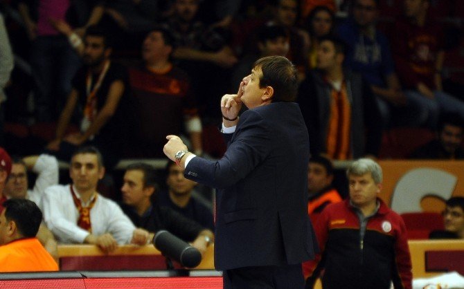 Ergin Ataman İle Taraftarlar Arasında Gerginlik