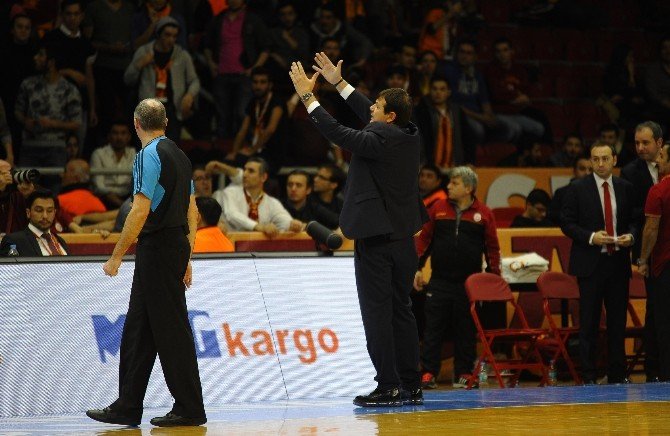 Ergin Ataman İle Taraftarlar Arasında Gerginlik